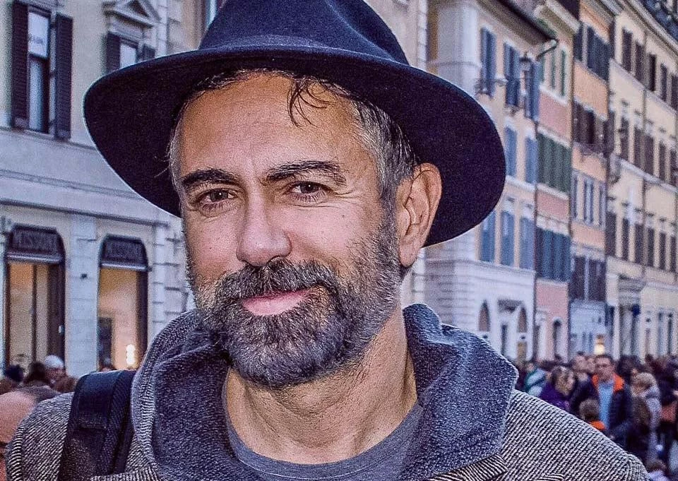 Τι συμβαίνει εδώ; – Αποκάλυψη Φρουζή: Είχα συναντηθεί δεκάδες φορές με ανώτατα στελέχη της σημερινής κυβέρνησης